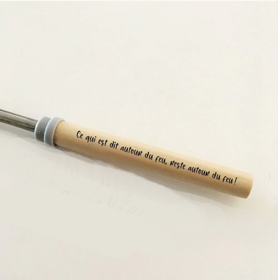 Baguette à guimauves téléscopique en bois - Ce qui est dit autour du feu, reste autour du feu.